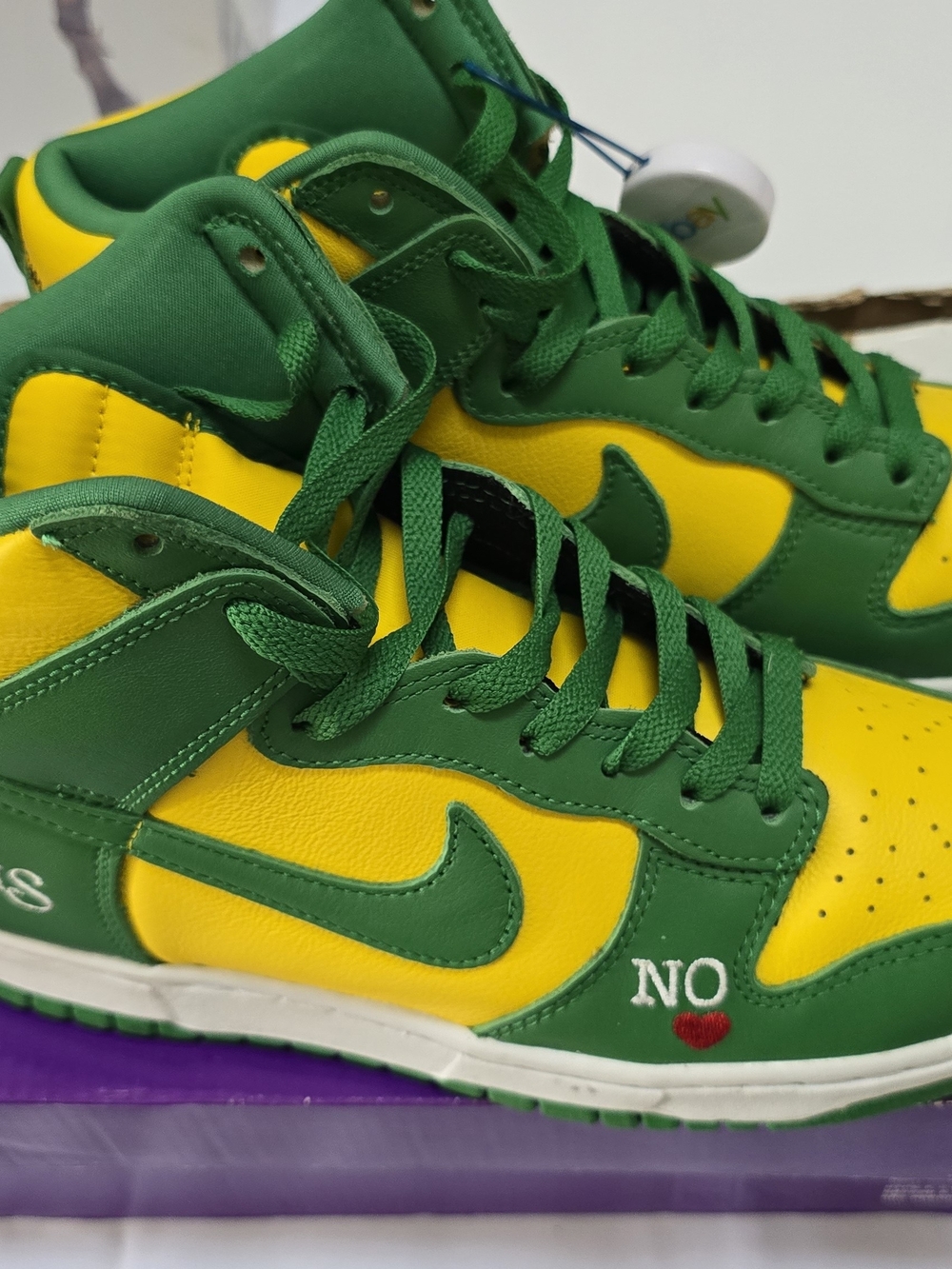Nike

Supreme x Dunk High SB 'By Any Means - Brazil'